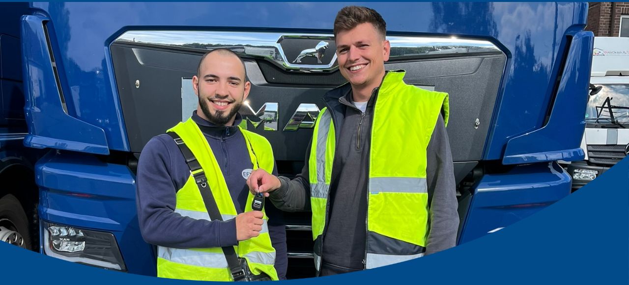 Axel Mathew gratuliert Daniil Kovalov zum bestandenen LKW Führerschein