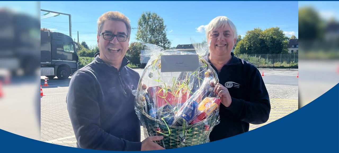 Leo Mathew gratuliert Michael Lehmkuhl zum 10-jährigen Firmenjubiläum