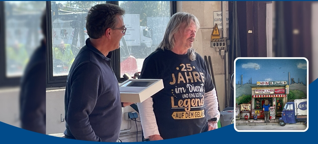 Leo Mathew gratuliert Frank Golling zum 25-jährigen Firmenjubiläum